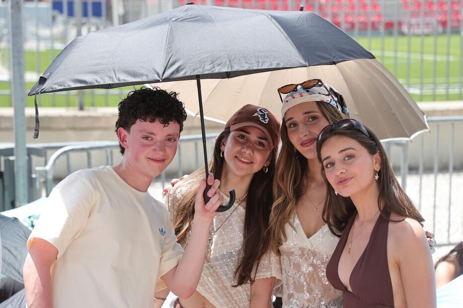 Calor era muito, mas os fãs esperaram horas para ver Bad Bunny em Lisboa