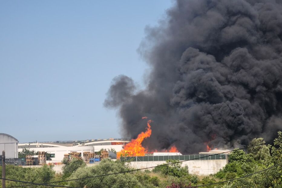 Incêndio deflagra em armazém de fruta em Albufeira