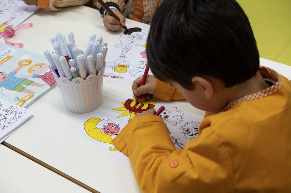 Crianças portuguesas passam tempo na escola e enfrentam risco de pobreza
