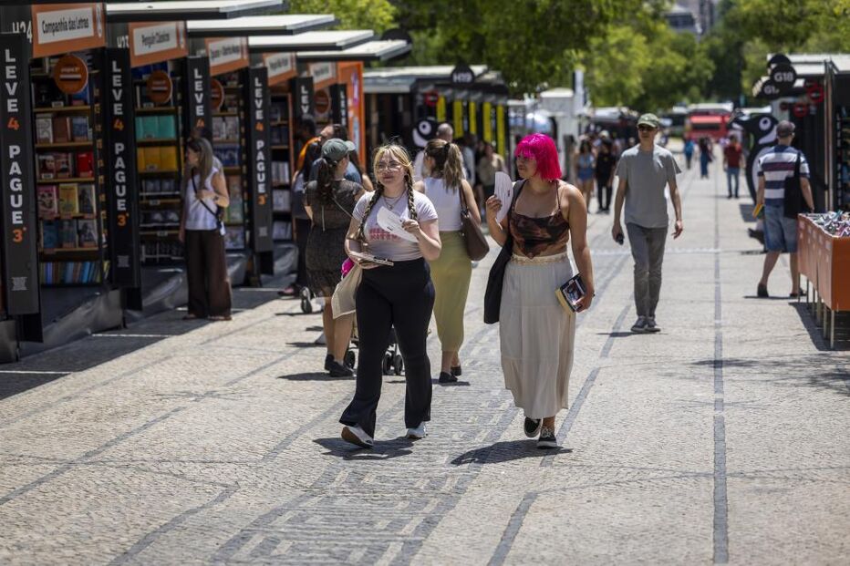 Feira do Livro de Lisboa recebe visitantes em dia de calor