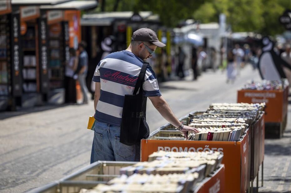 Pessoa procura livros em caixas de 
