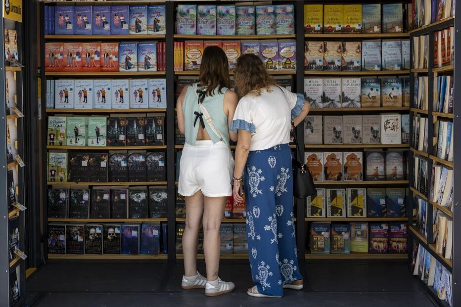 Visitantes exploram a Feira do Livro de Lisboa, com altas expectativas.
