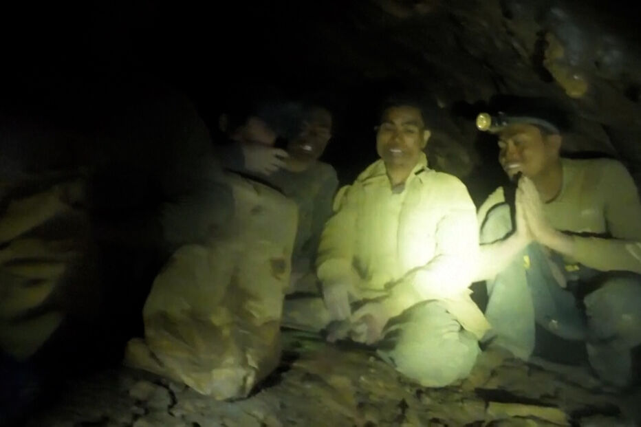 Equipa de resgate encontra grupo preso em gruta inundada no Laos