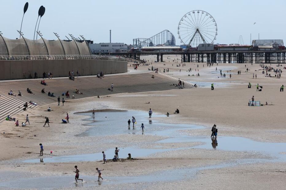Pessoas na praia em Blackpool, Grã-Bretanha