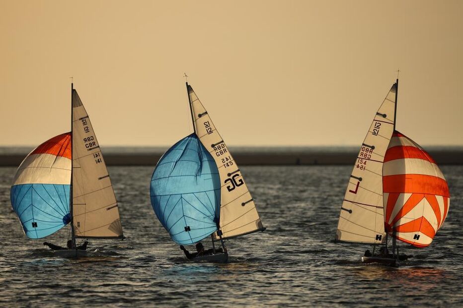 Navegantes em barcos à vela em West Kirkby, Grã-Bretanha