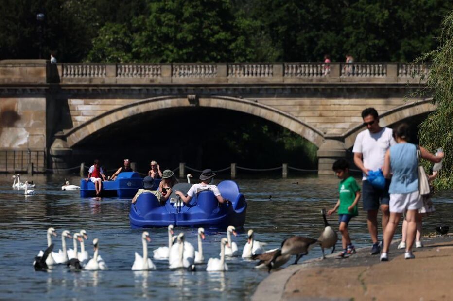 Pessoas divertem-se em gaivotas no Hyde Park, em Londres, Reino Unido 