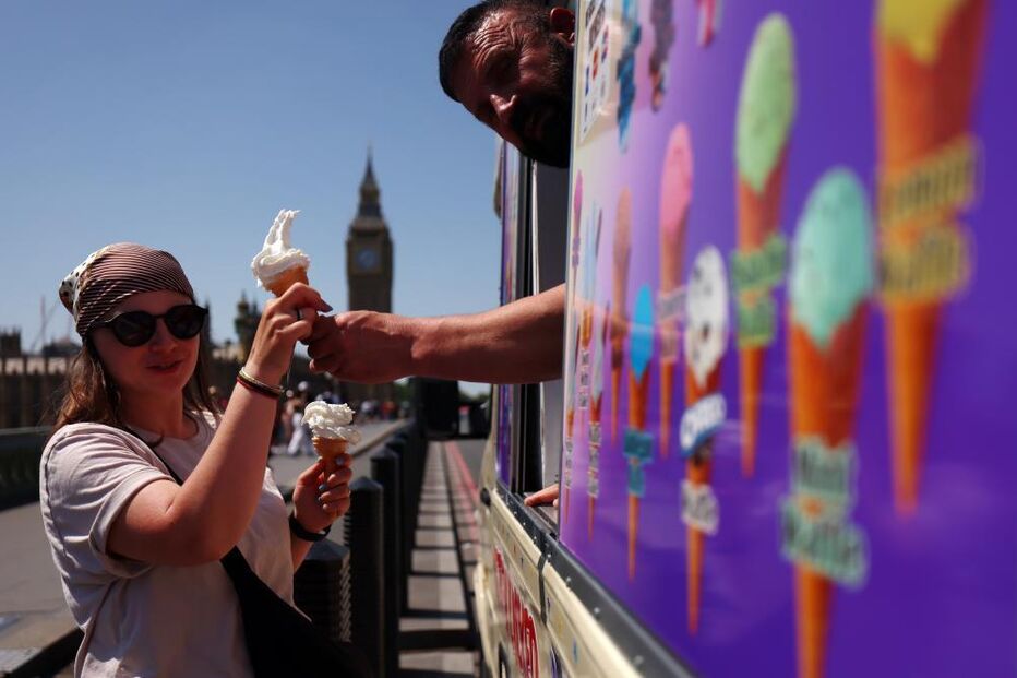 Um cliente compra um gelado na Ponte de Westminster, em Londres, Reino Unido 