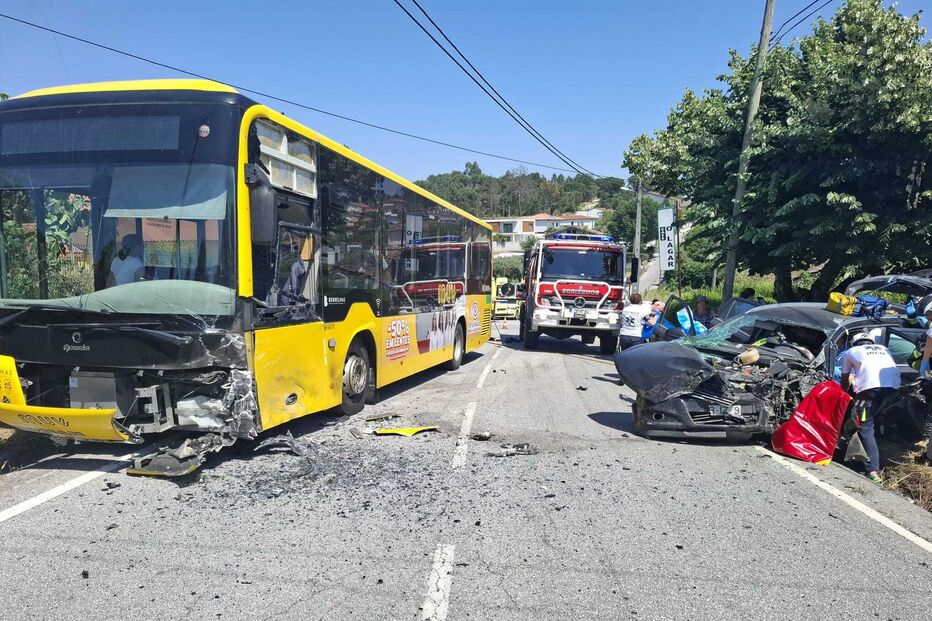 Colisão entre autocarro e carro fere criança e encarcera condutor em Viseu