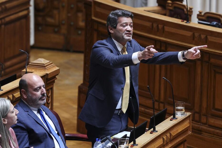 André Ventura discursa no parlamento durante debate sobre reforma