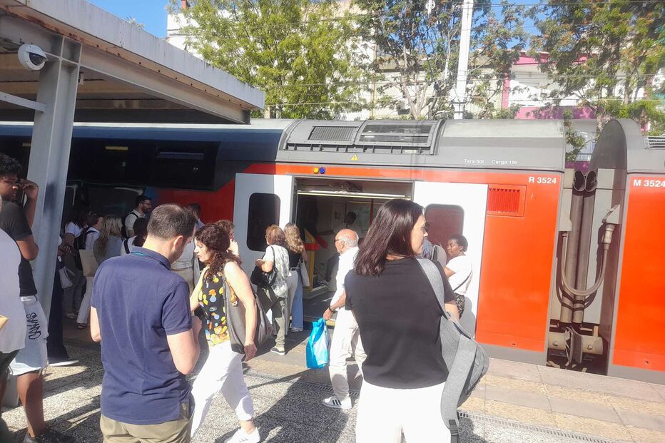 Passageiros aguardaram que comboio continuasse o percurso
