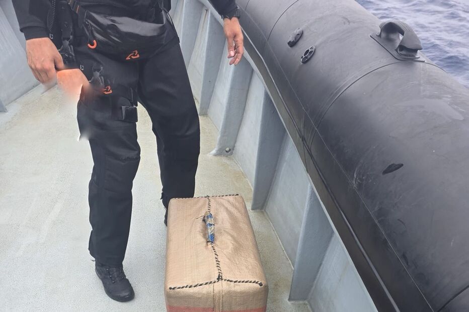 Apreensão de fardo suspeito numa embarcação.
