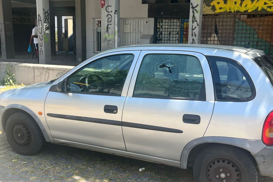 Carro danificado em tiroteio junto a creche no Monte da Caparica 