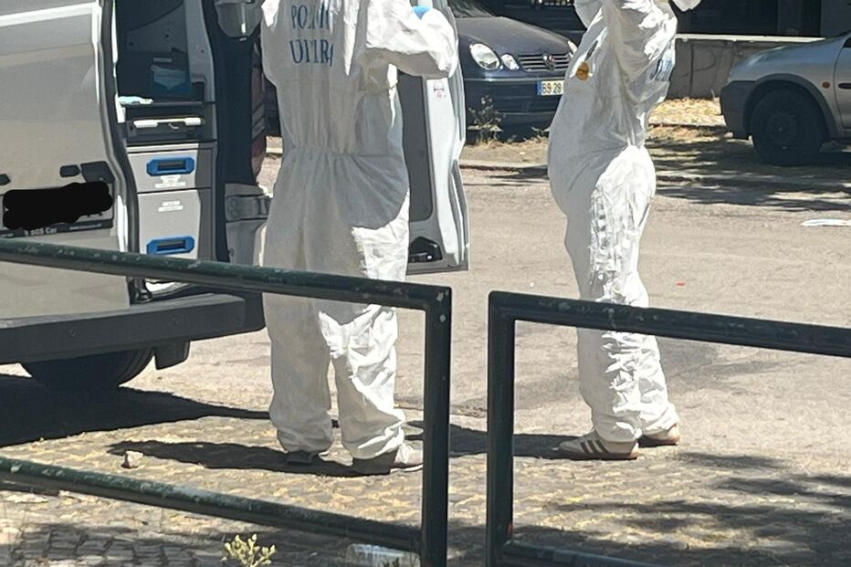 Polícia Judiciária no local de tiroteio junto a creche no Monte da Caparica 
