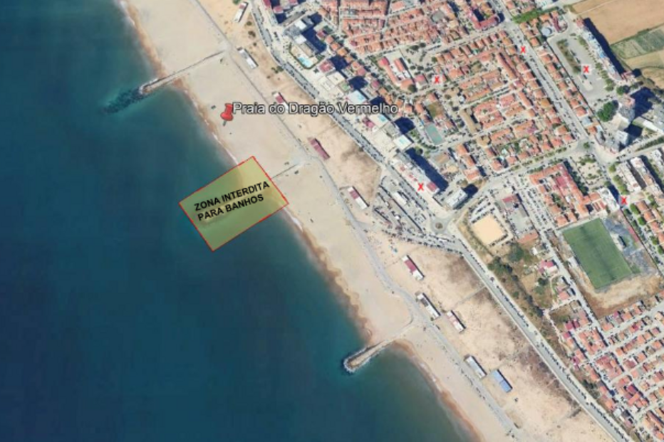 Praia do Dragão Vermelho interditada devido a mortes e falta de areia; multas até 300€