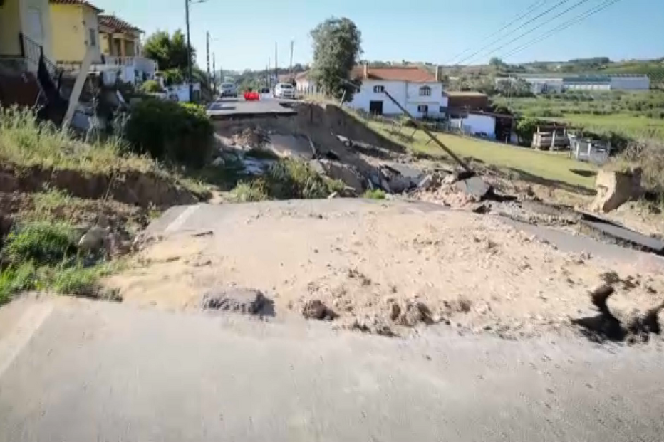 Moradores atravessam estrada destruída todos os dias no Casal Lourim. Obras de reabilitação só devem terminar em dezembro