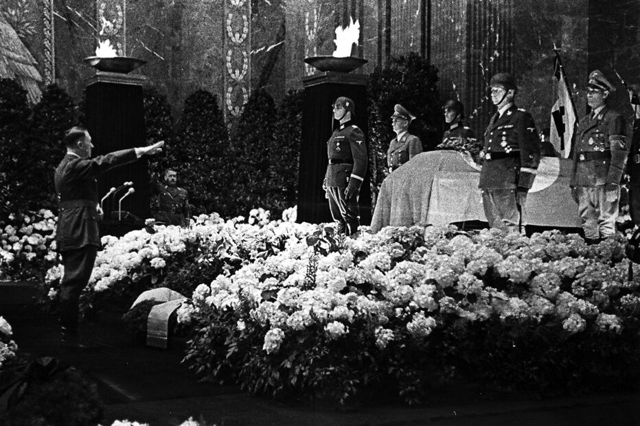 Hitler nas cerimónias fúnebres de Heydrich, o 'Carniceiro de Praga', em Berlim