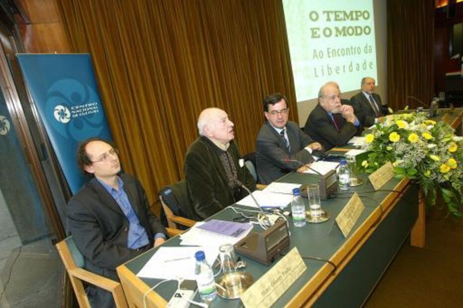 Oradores participam num encontro sobre 