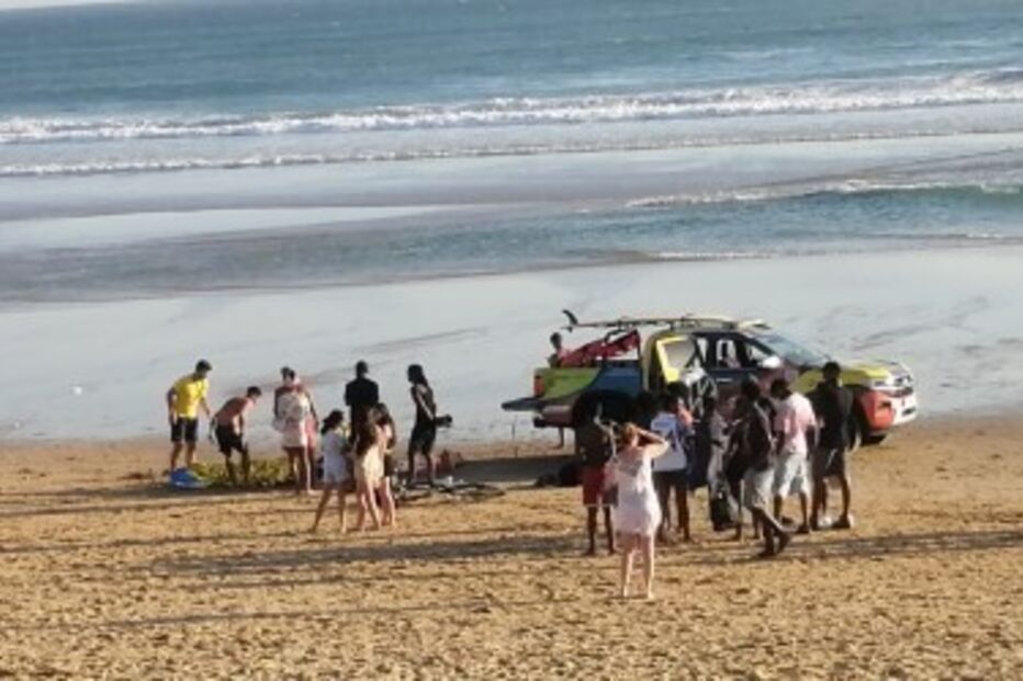 Mulher com dificuldades na água salva por nadadores-salvadores em praia na Costa da Caparica