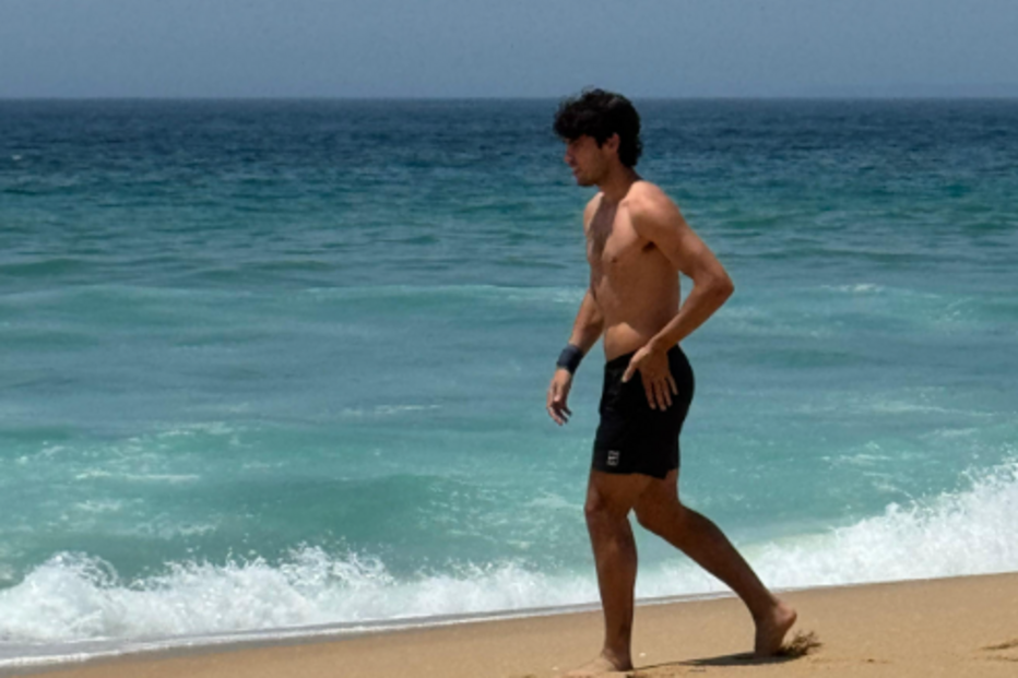 Tenista espanhol Carlos Alcaraz aproveita domingo de calor na Comporta após lesão 