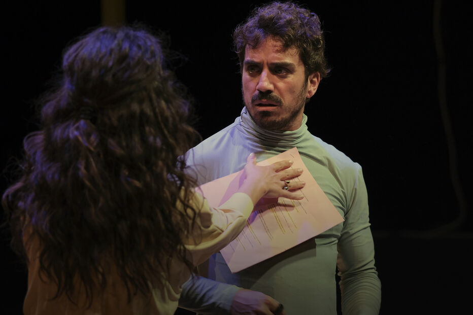 Em cenário teatral, ator recebe indicações com expressão preocupada sobre o futuro da IA.
