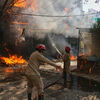 <![CDATA[ Pelo menos 18 mortos e vários feridos em incêndio num prédio na Índia ]]>