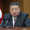 <![CDATA[ Kim Jong-un visita navio de guerra antes da visita de Xi à Coreia do Norte ]]>