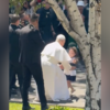 <![CDATA[ Menina ‘finta’ a segurança corre para os braços do