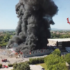 <![CDATA[ Enorme coluna de fumo após incêndio de grandes dim