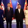<![CDATA[ Kim Jong-un recebe Xi Jinping em Pyongyang com ban