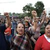 Manifestantes rompem bloqueio e chegam às portas do Estádio 