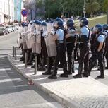 Manifestantes atiram garrafas contra polícias junto à Assembleia da República