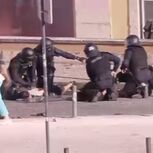 Há manifestantes que estão a ser levados pela polícia 