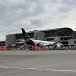 Trem de aterragem de Boeing da Lufthansa parte-se no aeroporto de Frankfurt. Tripulação ficou ferida