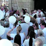 Balões brancos à saída do caixão da igreja
