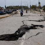 Motociclistas percorrem estrada rachada pelos sismos na Venezuela