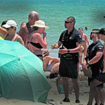 Polícia Marítima trava banhistas por causa dos guarda-sóis em frente a espaço concessionado