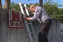 Família usa escadote para entrar em casa em Barcelos após vizinho construir muro
