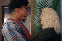 Anna Faris e Marlon Wayans estão de volta em Scary Movie.
