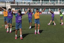 Convocados de Roberto Martinez juntaram-se esta segunda-feira na Cidade do Futebol e realizaram o primeiro treino. 
