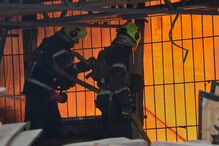 Bombeiros trabalham no local de um edifício em chamas após um ataque com mísseis russos em Kiev, na Ucrânia, na terça-feira, 2 de junho de 2026