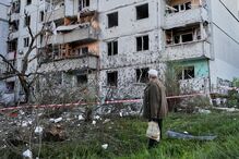 Um morador observa o local onde um míssil russo atingiu um edifício residencial em Kiev, na Ucrânia, na terça-feira, 2 de junho de 2026
