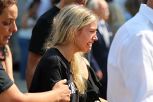 Namorada de André Silva inconsolável no funeral
