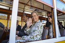 Príncipe Eduardo e a mulher, Sofia, num elétrico lisboeta