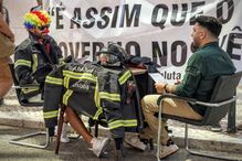 Bombeiros protestam em Lisboa com disfarces de palhaço após cancelamento de reunião com o governo