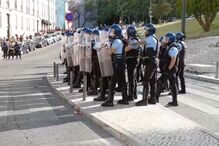 Greve geral no País: Manifestantes atiram garrafas de vidro contra polícias junto à Assembleia da República