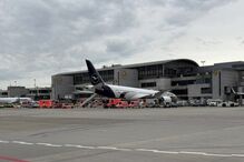 Trem de aterragem de Boeing da Lufthansa parte-se no aeroporto de Frankfurt. Tripulação ficou ferida