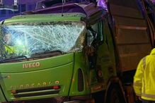 Três feridos em despiste de camião do lixo em Lisboa