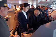 Kim Jong-un com a filha no navio de guerra