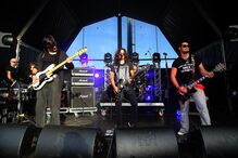 Banda Filhos da Pátria em caixa a atuar no North Festival
