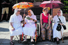 Freiras aguardam a chegada do Papa